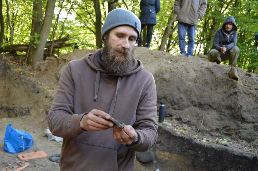 Doktor Paweł Szczepanik, bytowski archeolog zaprosił...