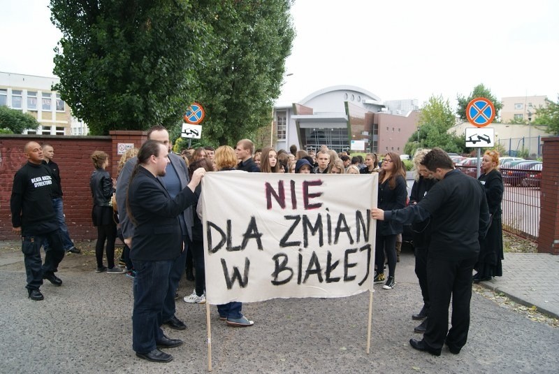 Uczniowie i rodzice spotkali się pod szkołą i przeszli przez...