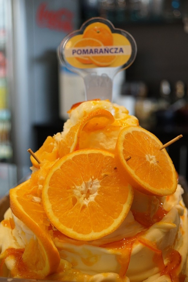 Lodziarnio-kawiarnia Lodomania w Galerii Słonecznej w Radomiu zaprasza na sorbet pomarańczowy.