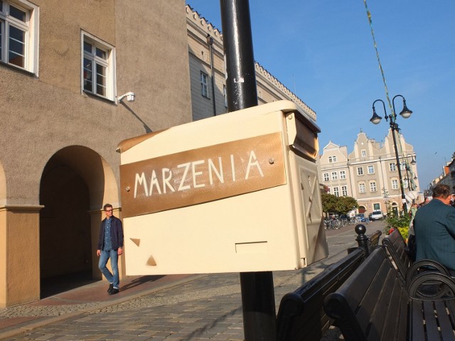 W centrum miasta czeka 30 skrzynek z napisem "Marzenia".
