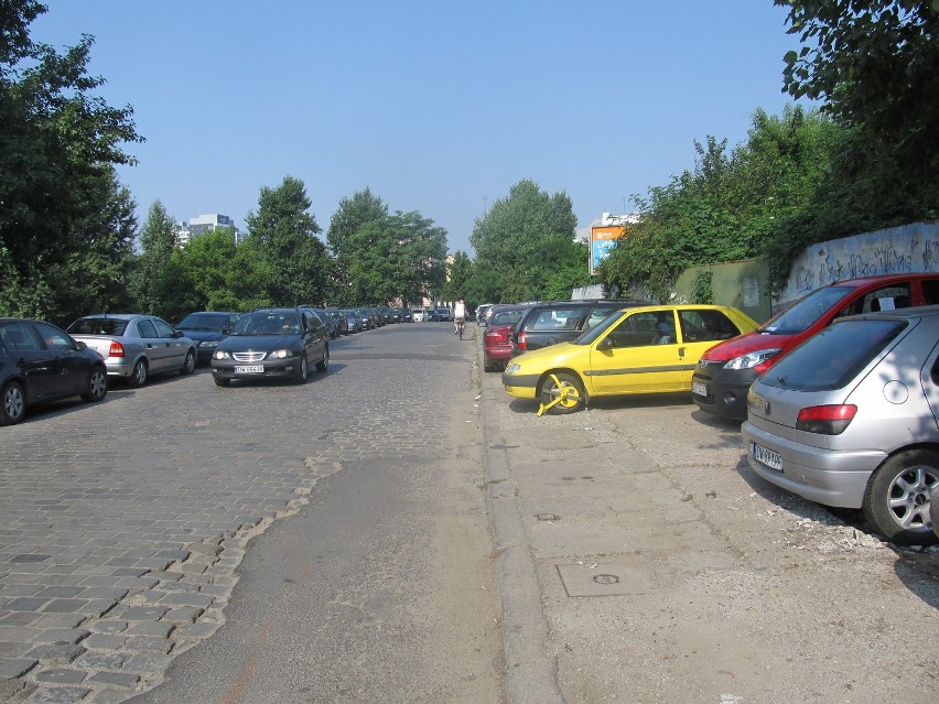 Wrocław: Wywożą źle zaparkowane samochody z ul. Księcia Witolda (ZDJĘCIA)