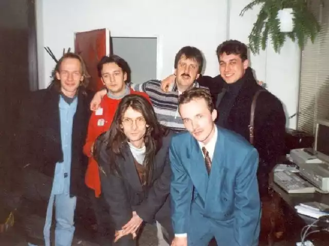 Stoją od lewej: Mirek Gill (gitara), Krzysztof Wilczyński (radio "Pomoże&#8221; - obecnie radio "PiK&#8221;), Jerzy Piszcz, Grzegorz Majchrzak (radio "Pomoże&#8221;), Wojtek Szadkowski (perkusja), Piotr Gąsiewski (realizator dźwięku w radiu "Pomoże&#8221;).