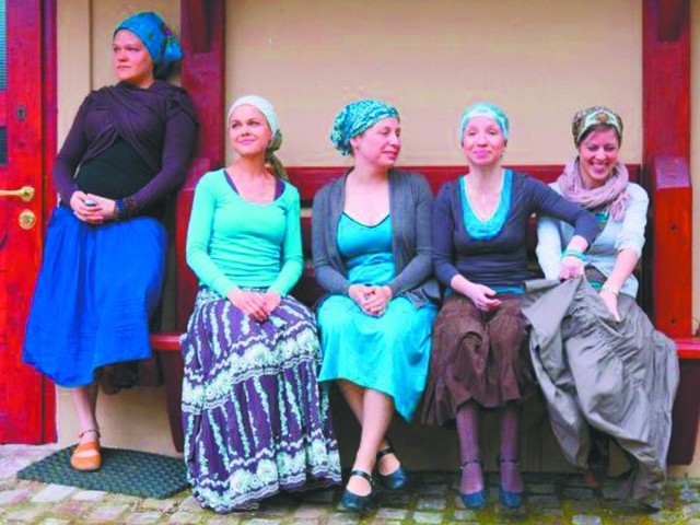 Zespół Dziczka. Na zdjęciu od lewej: Maniucha Bikont, Ewa Winiarska,  Agata Wróbel, Justyna Czerwińska i Maria Puzyna,. Zabrakło Tatiany Sopiłki.