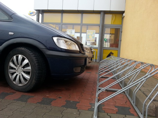 - Co z tego, że są stojaki na rowery, skoro dostęp do nich zagradzają samochody - mówi pan Marcin.