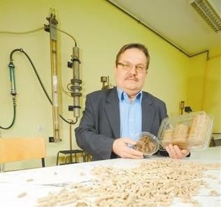 Dr inż. Norbert Szmolke z biomasą, którą badał podczas stażu. (fot. Paweł Stauffer)