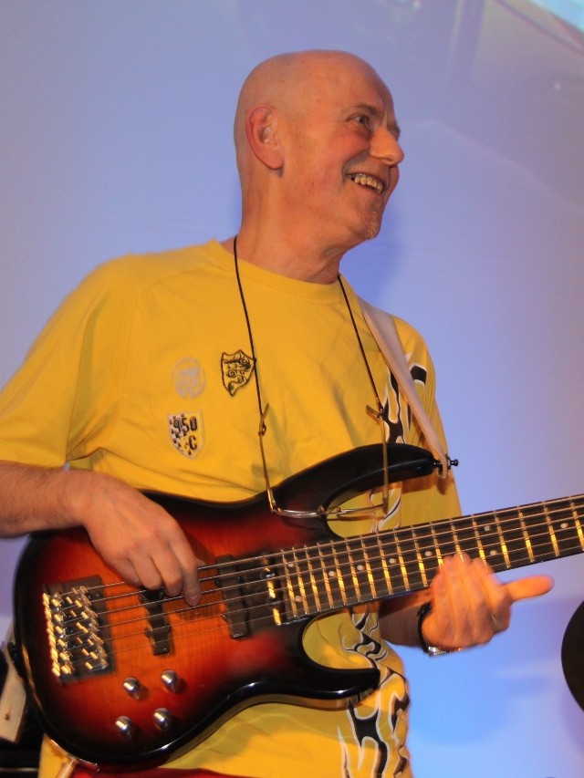 Krzysztof Jarmużek jest cenionym poznańskim gitarzystą