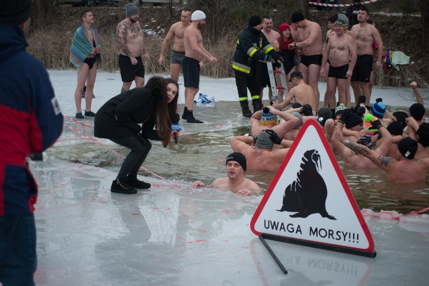 Charytatywne morsowanie w Szepietowie. Społeczność morsów zebrała ponad 20 tys. zł dla trzynastolatki z nowotworem mózgu (zdjęcia)