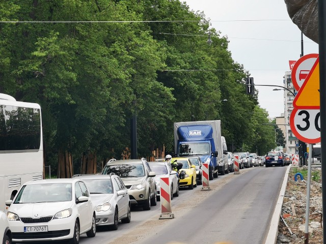 Wypadek na ulicy Poznańskiej. Korki na lewym brzegu! Zderzyło się sześć pojazdów