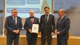  Dziś (2.12) w opolskim urzędzie marszałkowskim wręczono umowy na dofinansowanie projektów z obszaru gospodarki wodno-ściekowej 