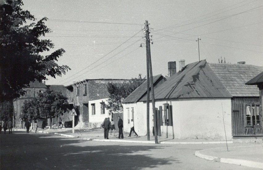 fragment zabudowy ulicy, w głębi dom parafialny, stan z 1969...