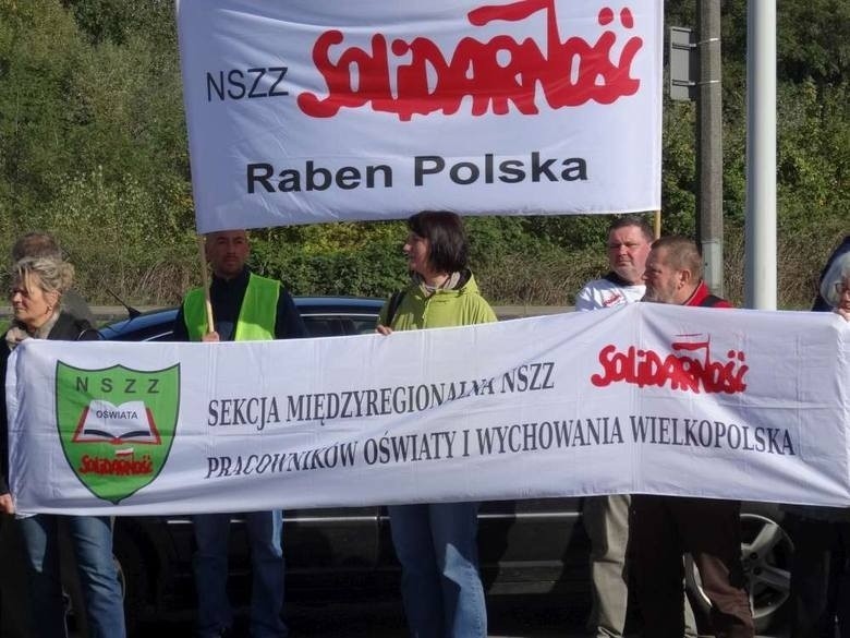 Pikieta przed poznańskim sklepem sieci Lidl we wrześniu 2013