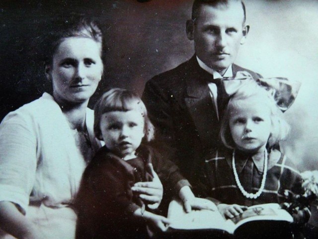 U góry matka pani Hildy, Elisabeth, z mężem Frycem. Poniżej ona sama (po lewej stronie), a obok starsza siostra Eryka. Archiwum Rodzinne 