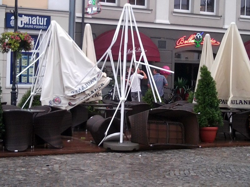 Połamane parasole, wywrócone krzesła i stoliki na Rynku...