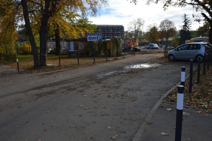 Ul. Wróblewskiego brudzą pojazdy pracujące pprzy pobliskiej...