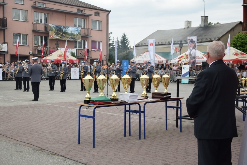 Parada i tańce instrumentalistów w Skale. Festiwal Orkiestr Wojskowych i Dętych