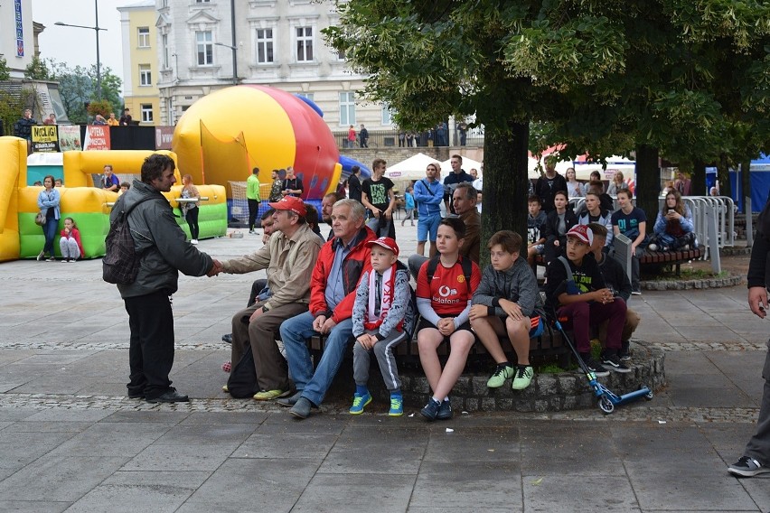 Gorlice. Garstka najwierniejszych kibiców przyszła na rynek, by oglądać ostatni mecz naszej reprezentacji. Nie ma szalików. Smutno...