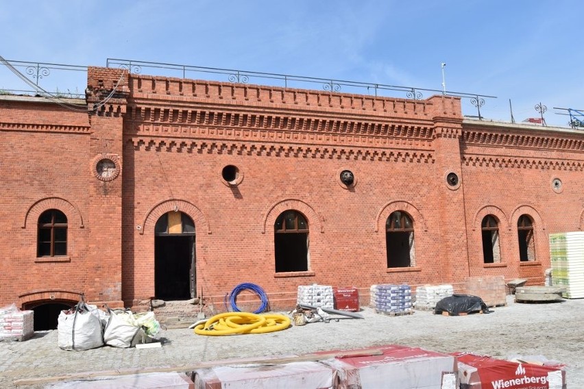 Fasada budynku z widocznymi brakami głów lwów, które zostaną...