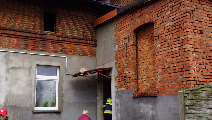 Narada kryzysowa po pożarze domu w Tychowie. Apel o pomoc dla rodzin [ZDJĘCIA]