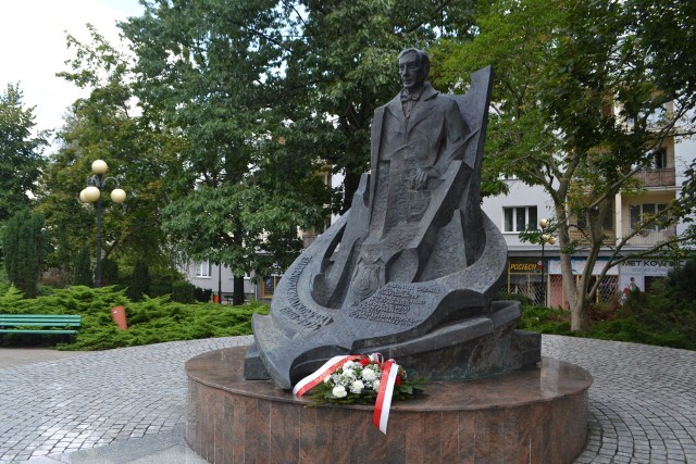 Pomnik Eugeniusz Felicjana Kwiatkowskiego przy ulicy Staszica w śródmieściu Stalowej Woli