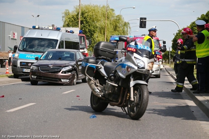 Policjant na motocyklu ucierpiał w wypadku (ZDJĘCIA)