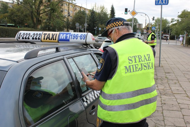 - Najczęściej brakowało oznakowania zewnętrznego pojazdów, naklejki z kodem QR i cennika - relacjonują strażnicy miejscy.