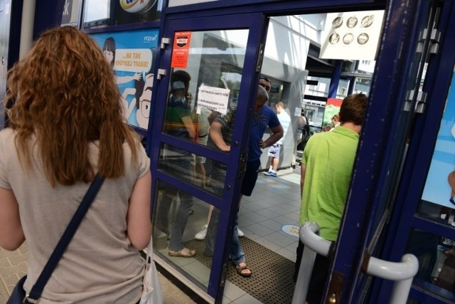 Pasażerowie komunikacji miejskiej mogli tylko w punktach obsługi klienta kupić bilety papierowe, złożyć podanie o wyrobienie kart PEKA i oświadczenie na bilety metropolitalne