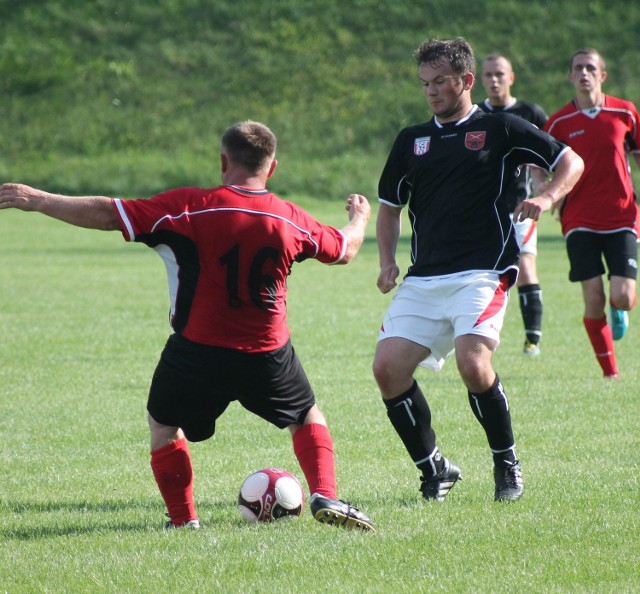 Fragment meczu Zorza Kowala &#8211; Gracja Tczów. Gospodarze (Artur Krzyżanowski w czarnym stroju) prowadzili już 3:0 i przegrali 3:6.