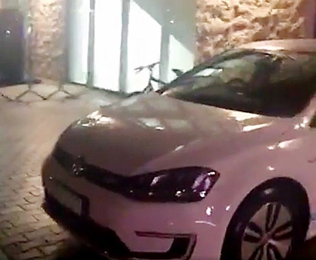 Ochrona Term Maltańskich wezwała policję, gdy zobaczyła auto podłączone do prądu i stojące na zakazie parkowania.