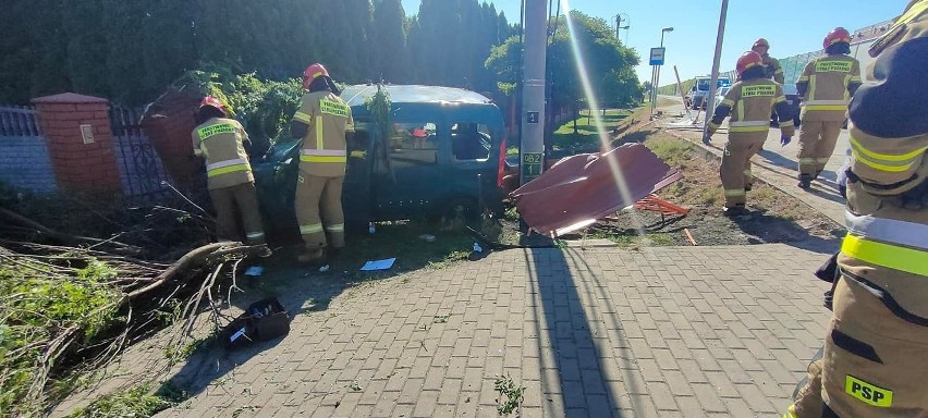 Wypadek w gminie Stara Błotnica. Samochód zjechał z drogi i wbił się w ogrodzenie. Ranny kierowca