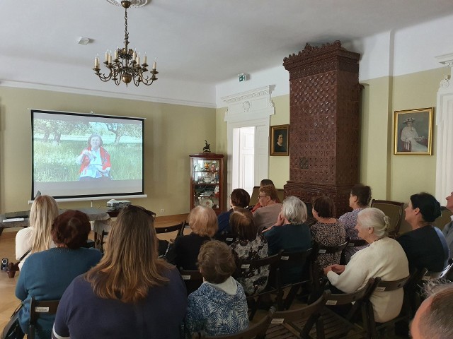 Widzowie zebrani w sali Muzeum imienia Oskara Kolberga w Przysusze obejrzeli filmy o wypieku chleba.