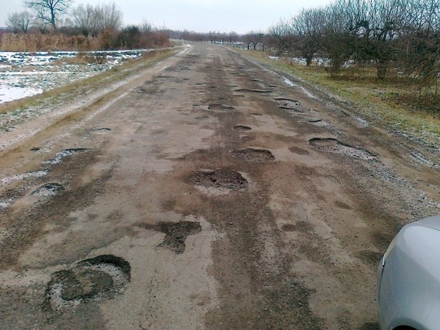 Tak wygląda droga wojewódzka w Ciszycy w gminie Koprzywnica.