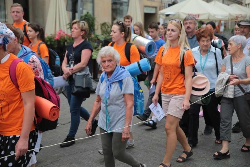 Kraków. Pielgrzymi tłumnie ruszyli na Janą Górę [ZDJĘCIA]