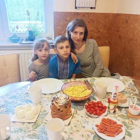 Pani Tatiana z dziećmi znalazła schronienie u polskiej rodziny i razem z nią spędza święta, najpierw te w obrządku zachodnim a teraz wschodnim