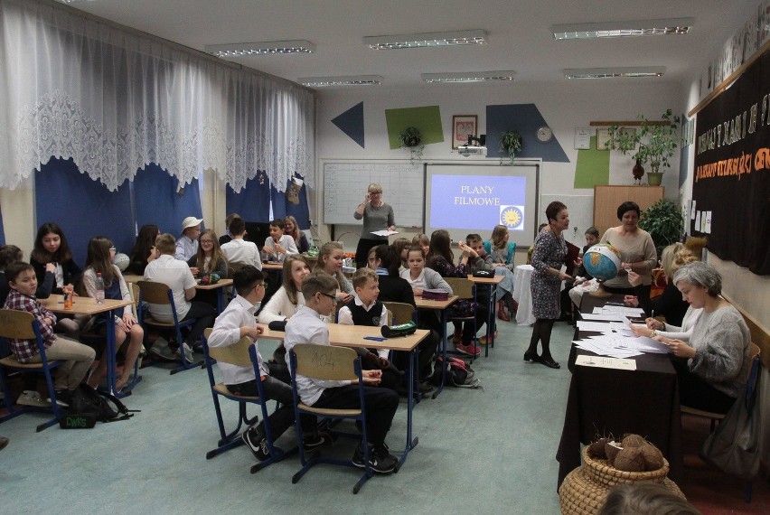 Każda z czteroosobowych drużyn starała się jak najszybciej i...