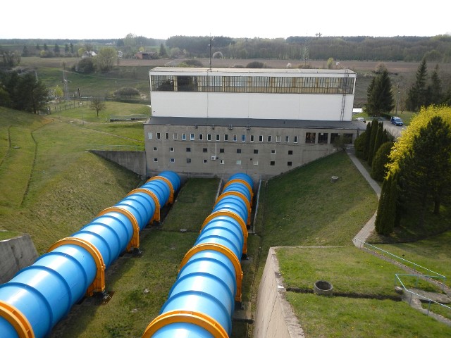 Tymi rurami o długości 96 metrów woda spływa do turbin hydroelektrowni w Samociążku