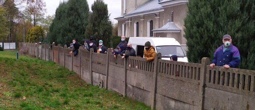 Kibicowanie po pionkowsku! Przyszli z drabinami obejrzeć mecz! (ZDJĘCIA)