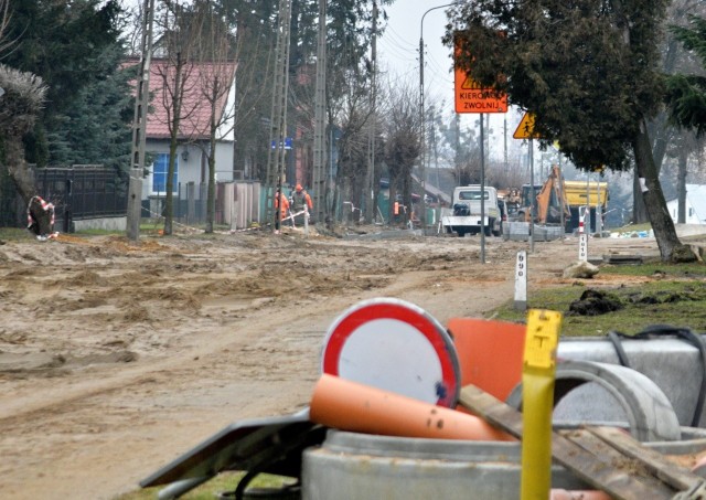 Trwają prace Wodociągów Miejskich na radomskim Dzierzkowie. Ekipy wymieniają tam rury wodociągowe oraz kanalizacyjne. Inwestycja prowadzona jest od zeszłego roku na ulicach: Przelotnej, Górnej, Średniej i Odrodzenia. Roboty mają zakończyć się w tym roku.>