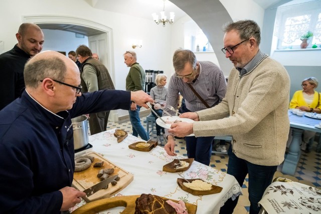 W Starej Kuchni Pałacowej Piotr Lenart dał pokaz m.in. parzenia białej kiełbasy i krojenia szynki, częstując regionalnymi frykasami wprost ze szklaku „Niech Cię Zakole”, do którego od 9 kwietnia 2022 r. dołączyło ZPP Ostromecko