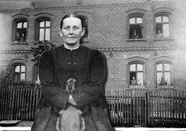 Moja prababcia Paulina na tle jej rodzinnego domu w Przyszowicach koło Gliwic. Zdjęcie z 1914 roku.