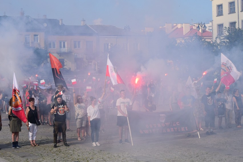 Chwała bohaterom – przepiękna manifestacja ostrowieckiej młodzieży w rocznice wybuch Powstania Warszawskiego [WIDEO, zdjęcia]