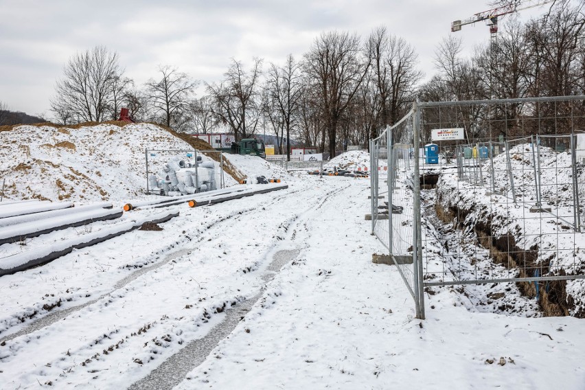 Inwestycja na Błoniach w Krakowie postępuje. Wykopów coraz więcej