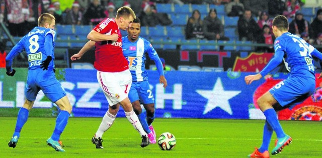 Łukasz Burliga (w czerwonej koszulce) był w tym meczu jednym z lepszych piłkarzy Wisły