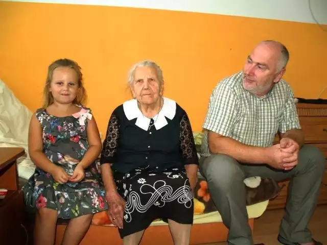 Andrzej Głębocki wraz z żoną Ewą prowadzi domy opieki od lat. Na zdjęciu z córką, Olą i najstarszą pensjoanriuszką - 93-letnią panią Czesławą. Więcej w najbliższym papierowym wydaniu Tygodnika w Makowie