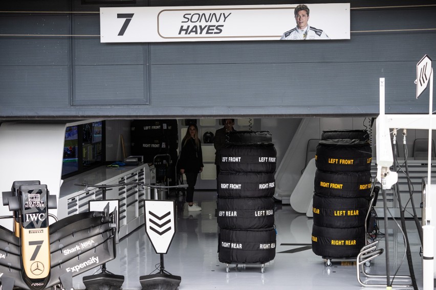 Tak wygląda garaż fikcyjnego teamu na torze Silverstone, w...