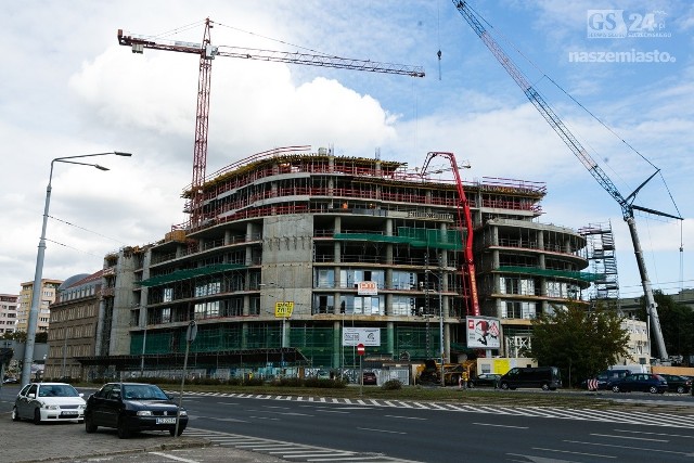 Budowa Hanza Tower rozpoczęła się w 2013 roku i do tej pory nie może się kończyć. Według najnowszych informacji wykonawca ma czas do końca drugiego kwartału 2020 roku.Zobacz także: Szczecin Hanza Tower.  Radosław Majdan twarzą kampanii promującej apartamentowiec Hanza Tower w Szczecinie