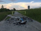 Wrocław: Na grobli Opatowickiej od maja leżą śmieci. Czy wreszcie znikną?