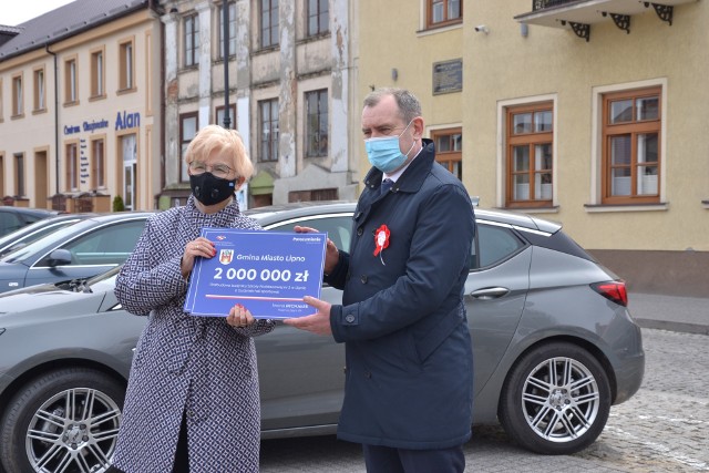 Iwona Michałek, sekretarz stanu w Ministerstwie Rozwoju, Pracy i Technologii z burmistrzem Pawłem Banasikiem