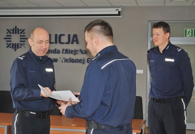 Nowym zastępcą komendanta miejskiego zielonogórskiej policji został kom. Krzysztof Gajda, który był naczelnikiem sztabu policji. To doświadczony policjant, który ma dużą wiedzę dotyczącą prewencji.Kom. Krzysztof Gajda to doświadczony policjant, który do służby w policji wstąpił we wrześniu 1996 roku. Od początku związany z prewencją. Pracę rozpoczynał w ogniwie patrolowo–interwencyjnym w Zielonej Górze. Przełożeni widząc jego zaangażowanie oraz rozwój, zadecydowali o awansach. Gajda najpierw został kierownikiem ogniwa, a w kwietniu 2007 roku specjalistą zespołu Zarządzania Kryzysowego i Operacji Policyjnych Sztabu Policji Komendy Miejskiej w Zielonej Górze. 3 lata później był zastępcą naczelnika wydziału sztabu policji i prewencji, a w 2014 roku naczelnikiem tego wydziału.Nowy zastępca komendanta miejskiego przez wiele lat brał udział lub dowodził wieloma zabezpieczeniami imprez masowych. Perfekcyjnie radził sobie podczas m.in. zabezpieczania meczów żużlowych, imprez miejskich np. Winobrania. Brał udział w poszukiwaniach wielu zaginionych osób. Wielokrotnie dowodził działaniami na rzecz poprawy bezpieczeństwa mieszkańców miasta, m.in. działaniami „Dyskoteka” czy „Andrzejki”  dotyczącymi bezpieczeństwa w okolicach zielonogórskich lokali rozrywkowych, „ Bezpieczne Osiedle, czy „Blokers”.Kom. Krzysztof Gajda jest mężem i ojcem dwóch synów. Wolny czas spędza aktywnie. Uprawia sport grając w koszykówkę w amatorskiej drużynie „Niebiescy”, biega i wędkuje. – Cenię sobie dobrą atmosferę w pracy i odpowiednie warunki pracy dla policjantów. Ważne jest dla niego dbanie o dobry wizerunek policji – mówi kom. Gajda.oprac. red.źródło: KMP Zielona GóraKobiety poszukiwane przez lubuską policję. Czy ktoś je rozpoznaje? Sprawdź, za co są poszukiwaneZobacz również: Centralne Biuro Śledcze Policji rozbiło gang wyłudzający odszkodowania