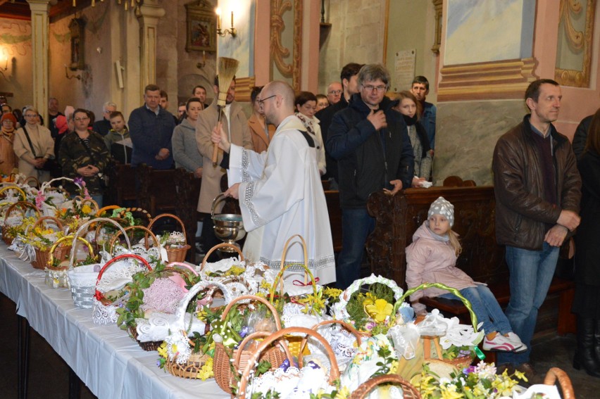 Wielka Sobota 2022. Święcenie pokarmów w kościołach w Opatowie. Życzenia zdrowia i pokoju
