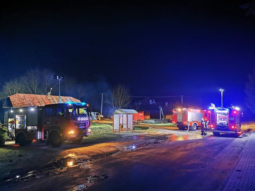 Strażacy gaszą pożar domu w m. Rączyna.